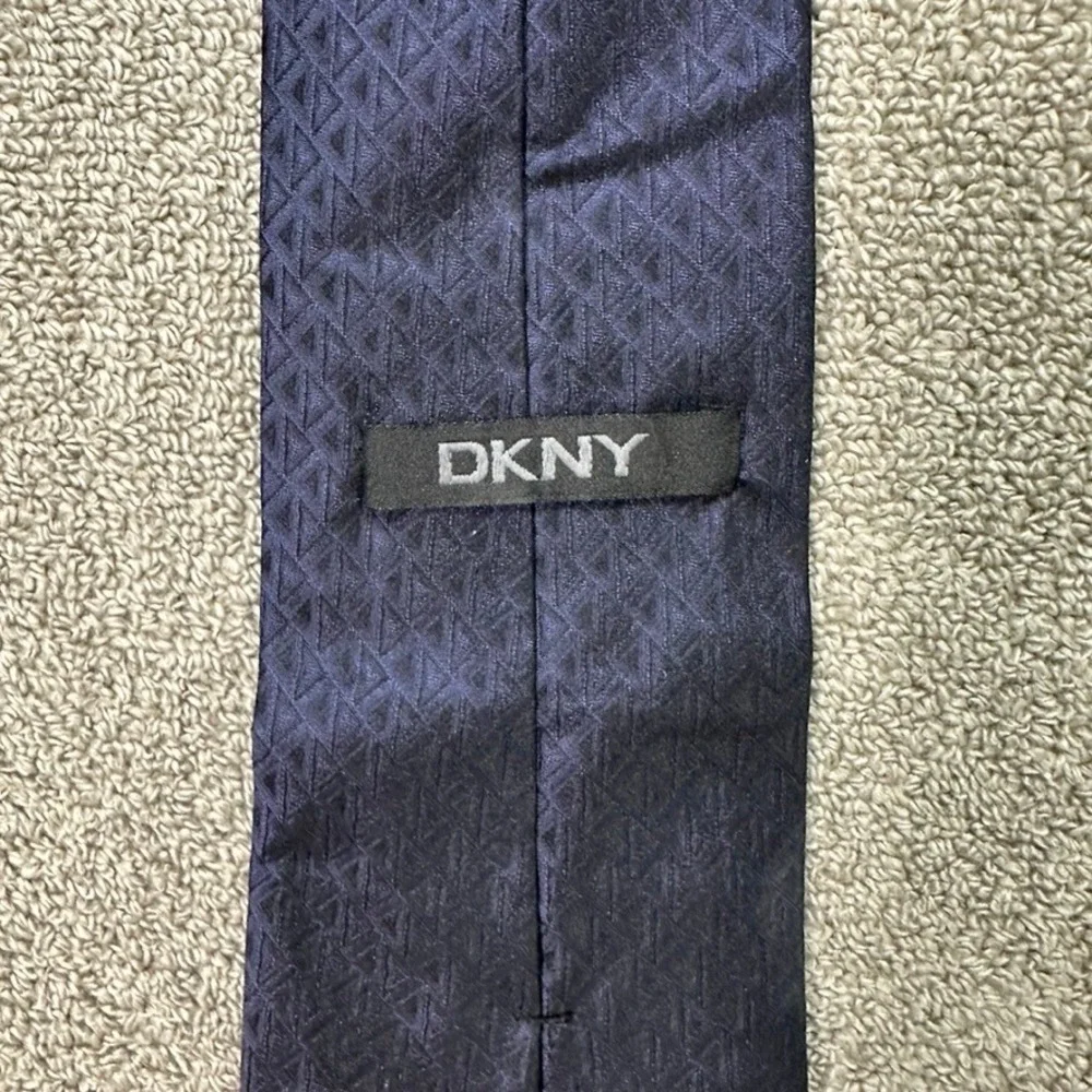 DKNY Mens Navy Blue Geometric Triangle Pattern 100% Silk Necktie Business Tie